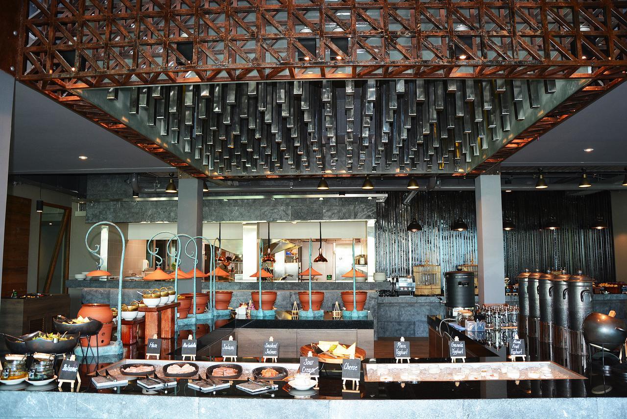 Fusion Suites Phuket Patong Zewnętrze zdjęcie The buffet at the restaurant
