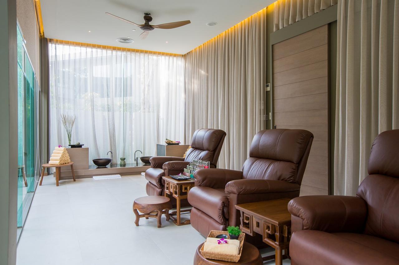 Fusion Suites Phuket Patong Zewnętrze zdjęcie A foot reflexology room at a spa